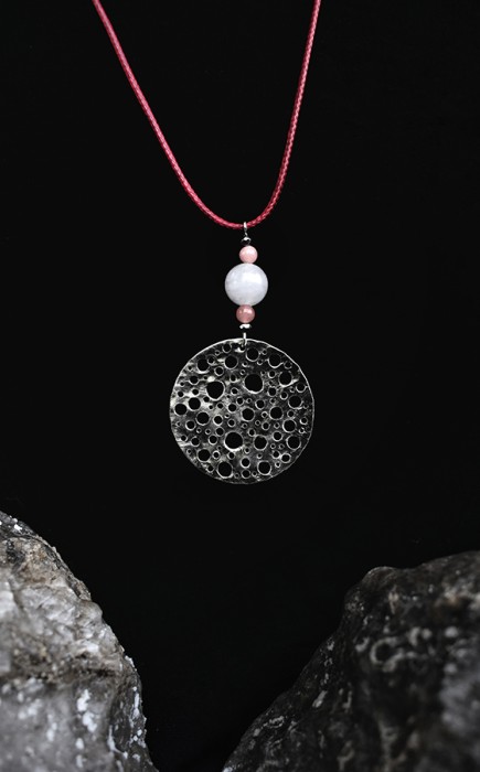 ΚΟΛΙΕ ΧΕΙΡΟΠΟΙΗΤΟ ΣΦΥΡΗΛΑΤΟ ΕΠΑΡΓΥΡΟ ΜΕ ΗΜΙΠΟΛΥΤΙΜΕΣ ΠΕΤΡΕΣ "ΣΕΛΗΝΗ"